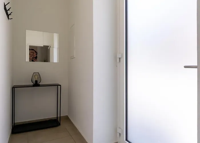 Noor - Dolce Flair In Center