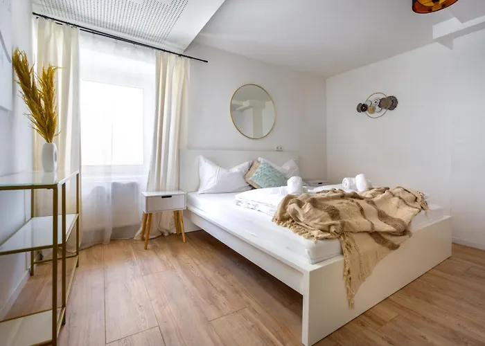 Noor - Dolce Flair In Center