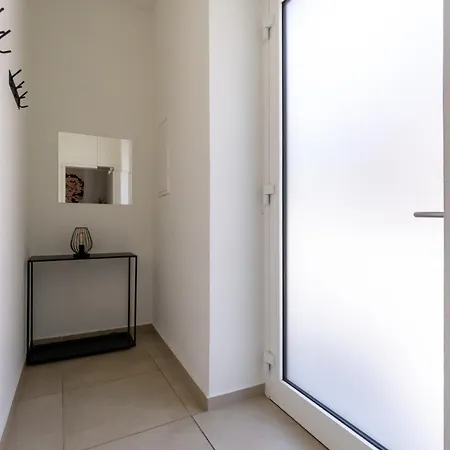 Noor - Dolce Flair In Center Apartment
