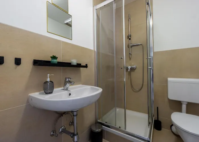 Noor - Dolce Flair In Center *