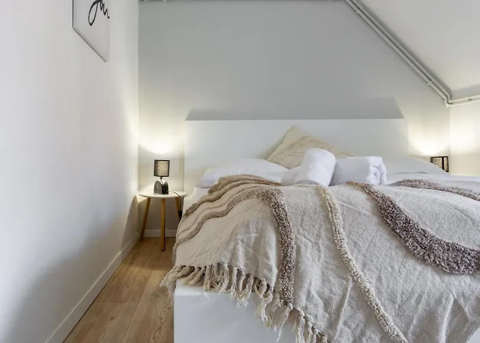 Noor - Dolce Flair In Center